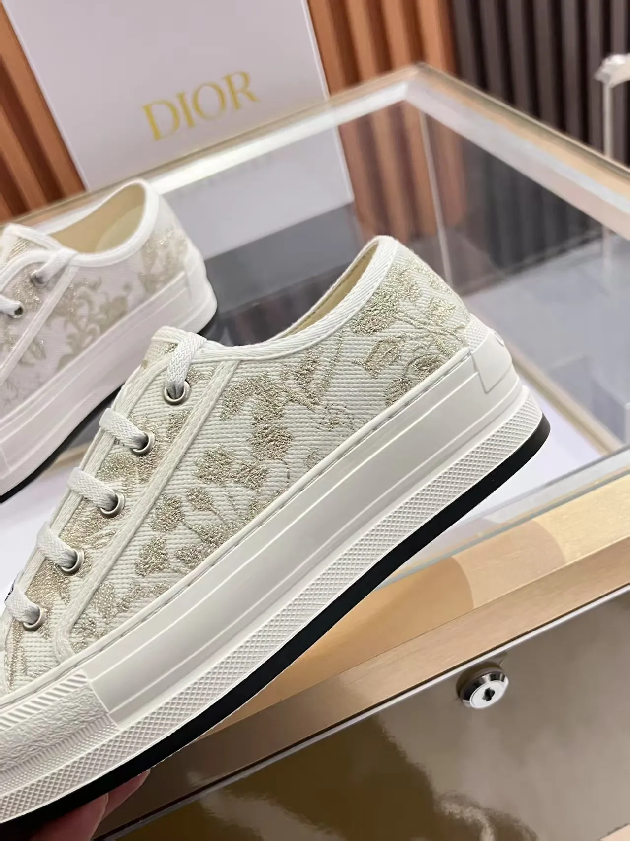 👟👟Ex-factory price 520👟👟 Walk‘n’Dior embroidered mid-top casual shoes are new in 2025. On the fashion stage, Dior embroidered shoes are the well-deserved protagonist. Delicate stitching is used on the upper, every stitch is devoted to the craftsman's efforts, and every thread is woven with artistic poetry. From complex floral patterns to smart geometric textures, embroidery is like the magic that gives shoes life, allowing them to show dynamic beauty even in static conditions.   Wearing Dior embroidered shoes feels like stepping into a dream world full of art. It is not only a pair of shoes, but also a walking piece of art that perfectly integrates fashion and culture. Whether you are strolling on the bustling city streets or attending important social occasions, Dior embroidered shoes can add unique charm to your style and become the focus of everyone's attention.   Choosing Dior embroidered shoes means choosing a persistent pursuit of quality and a unique understanding of fashion. Let it accompany you through every wonderful moment and leave your own fashion mark.  Material: Sheepskin lining, feet, silk cowhide, size 35-41, heel height 5cm